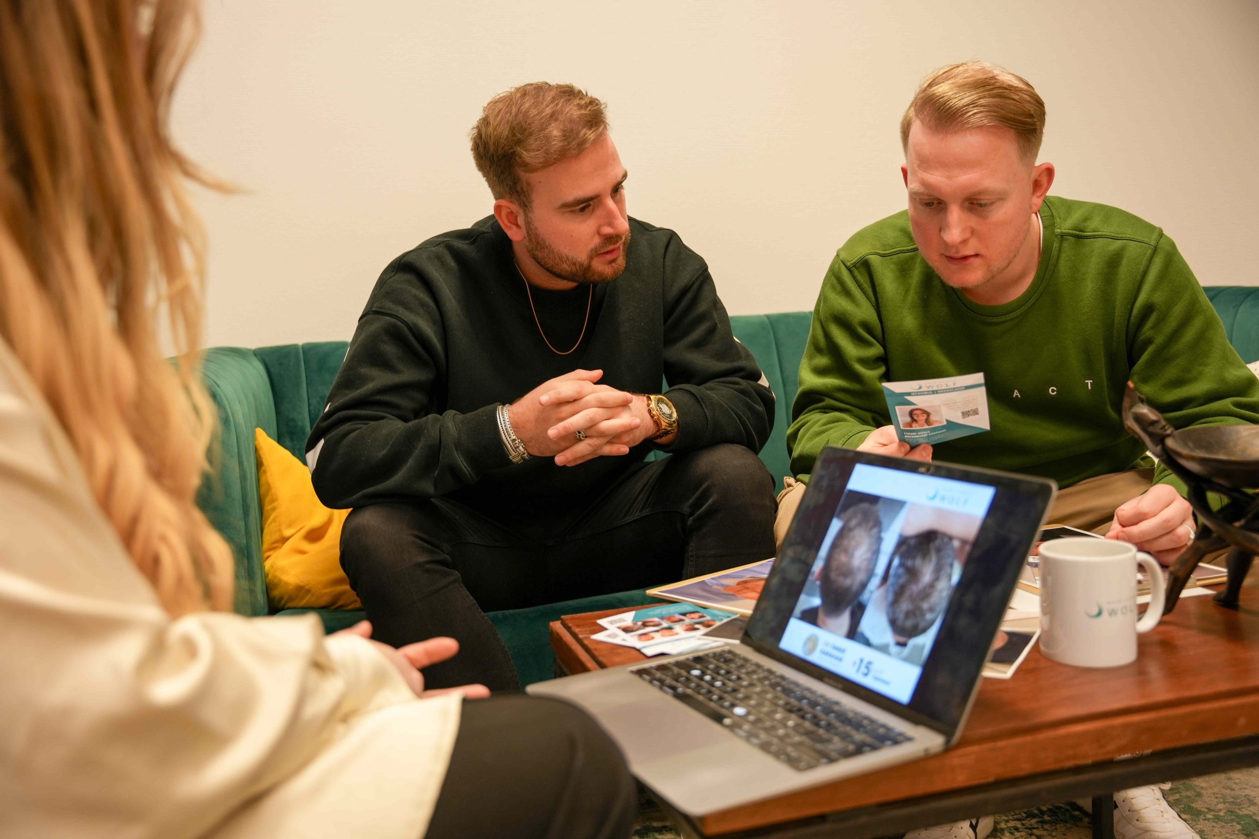 Twee mannen op intake voor een baardtransplantatie bij Hair Clinic Wolf. 