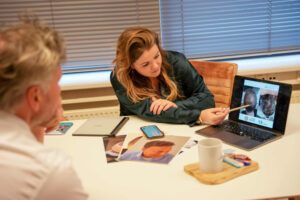 Lieselotte laat man op laptop zien hoe de Regenera Activa behandeling in zijn werk gaat.